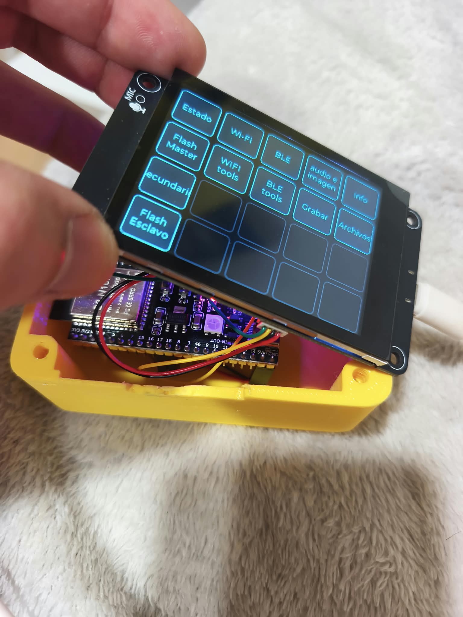 Detalle del ESP32 y el cableado interno de la herramienta